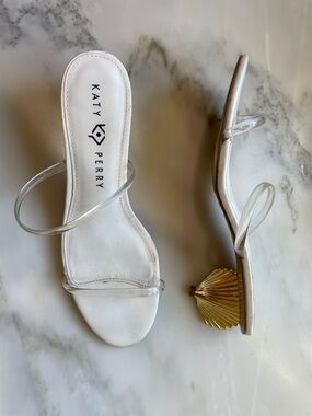 Katy Perry Scalloped Shell Sandal in White/Clear/Gold, Size 10